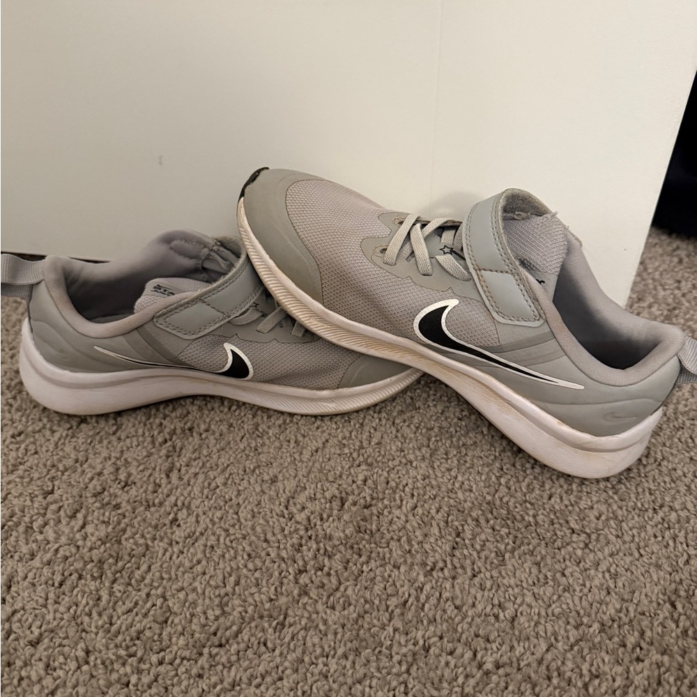 Boys - Nike athletic shoes - 1.5y
